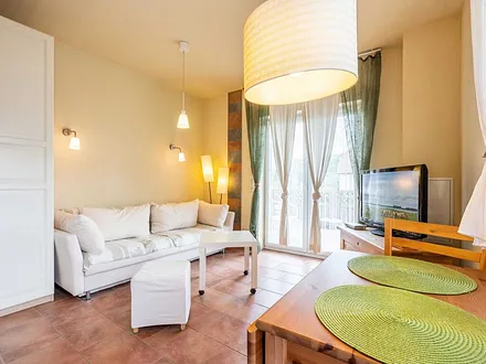 Kombinierter Wohn-Koch-Ess- und Schlafbereich