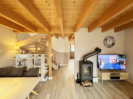 Ferienhaus Ilsebill - Wohnbereich mit Blick auf den Kamin und TV