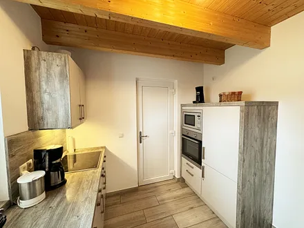 Ferienhaus Ilsebill - Küchenbereich mit Blick zum angrenzenden Schuppen