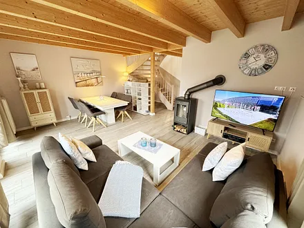 Ferienhaus Ilsebill - Relaxebereich mit TV und Kamin