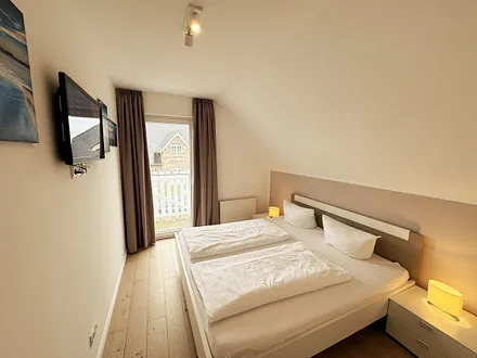 Ferienhaus Ilsebill - 1. Schlafzimmer mit TV