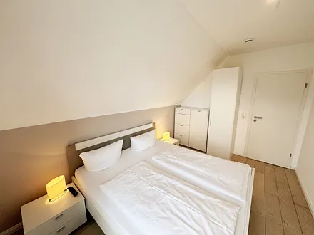 Ferienhaus Ilsebill - 1. Schlafzimmer mit Kleiderschrank