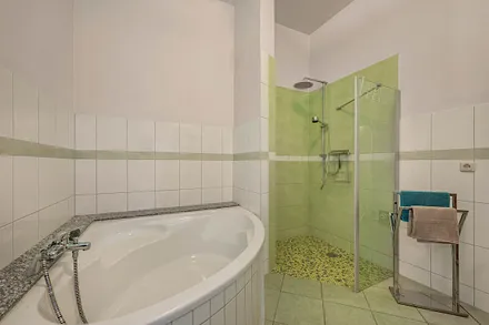 Wohnung 1 - Bad mit Dusche & Badewanne