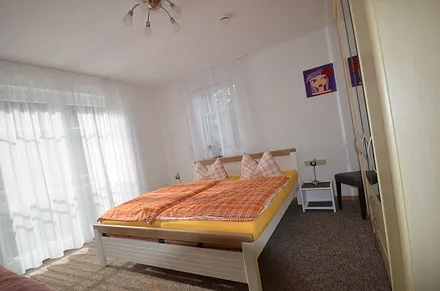 Schlafzimmer großer Kleiderschrank , hell und Lichtdurchflutet