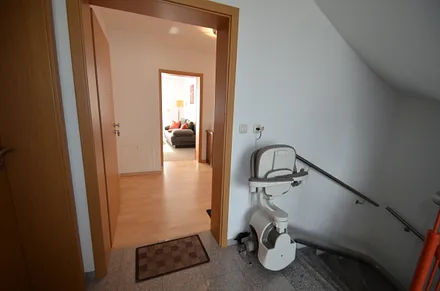 Wohnungseingang mit Sicht auf den Treppenlieft für Behinderte Gäste