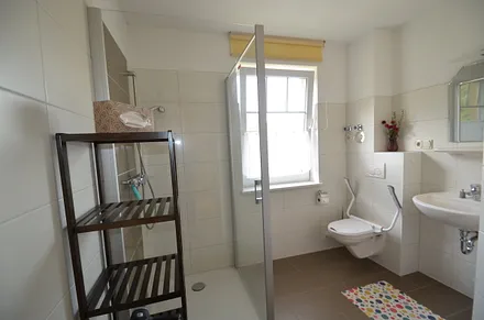 Bad Behindertengerecht , Ebenerdige Dusche , WC- mit Halterung , Fußbodenheizung