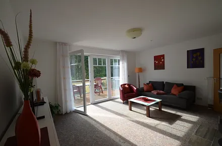 Großes Wohnzimmer , mit Terrasse , Schlafcouch, Fenster mit Rolladen , Südseite 