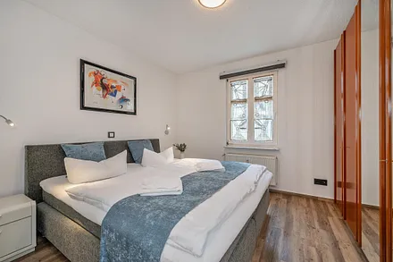 Schlafzimmer mit Boxspring-Doppelbett