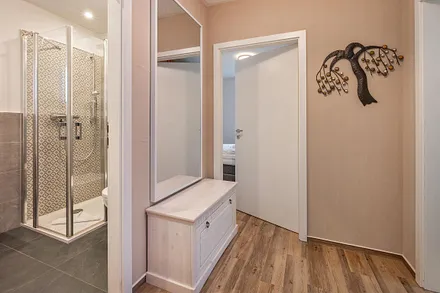 Flur mit Blick ins Bad