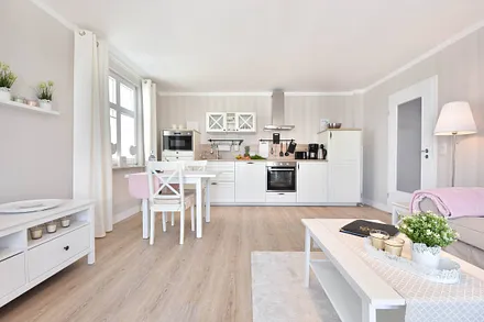 Wohnbereich mit voll ausgestatteter Küchenzeile