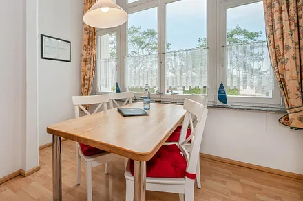 separate Küche mit Esstisch