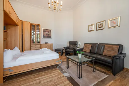 Wohnbereich mit Schrankklappbett