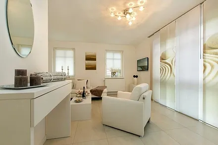 Wohnzimmer. Smart LED-TV, Blu-ray-Player,  Subwoofer