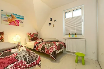 Schlafzimmer 2, 2 Einzelbetten 90x200 in Komforthöhe, LED-TV mit DVD-Player