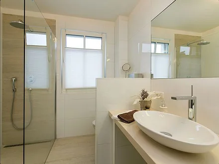 Bad, Walk-in Dusche, Radio, Waschmaschine, Fön