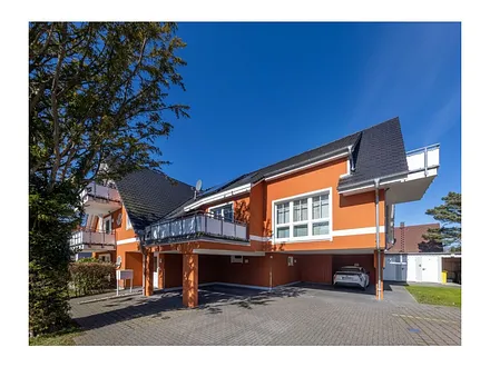 Parkplätze und Carports, es stehen vorne links der Stellplatz und direkt daneben ein Carport zur Verfügung