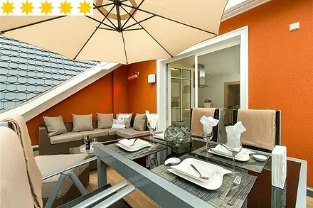 Dachterrasse, die Loungeecke kann an kühlen Tagen beheizt werden (Strom incl.)