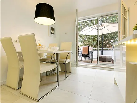 Küche mit Radio und Blick auf Dachterrasse, Terrassentür mit Mückenschutz