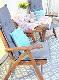 Sicht- und windgeschützte Terrasse zum Garten