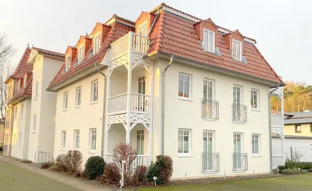 Rückseite des Hauses mit Zufahrt zu den PKW-Stellplätzen