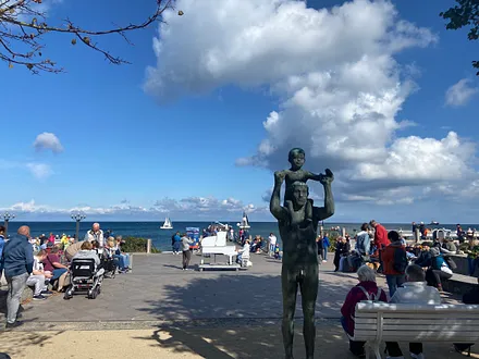 Klavierspieler an der Seebrücke