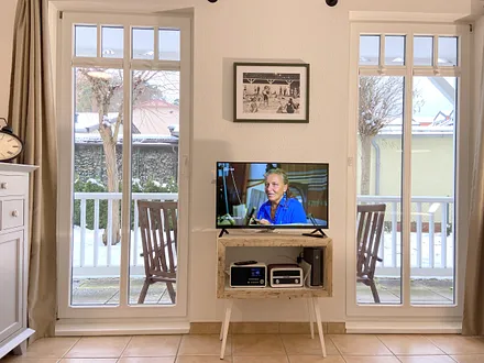 Wohnzimmer Blickrichtung Terrasse. Smart- TV (Kabelfernsehn, Netlix, YouToube...)