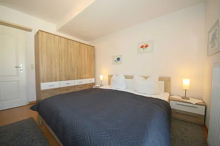 Schlafzimmer mit Doppelbett (1,80 m x 2,00 m), Nachttischkonsolen, großem Kleiderschrank und Insektenschutz