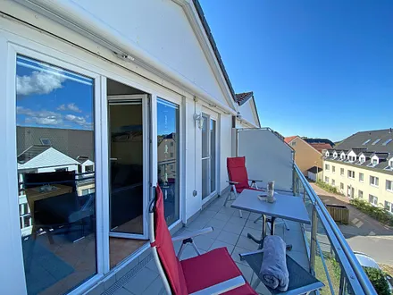 bestuhlter Balkon (Süd/West) mit Markise sowie Blick zum Selliner See