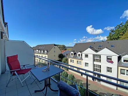 bestuhlter Balkon (Süd/West) mit Markise sowie Blick zum Selliner See