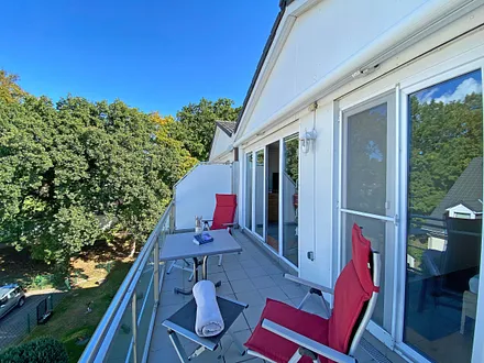 bestuhlter Balkon (Süd/West) mit Markise sowie Blick zum Selliner See