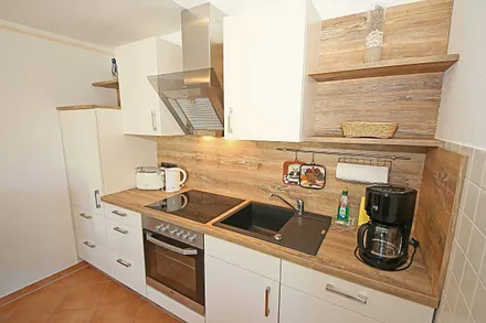 komplett ausgestattete Küchenzeile mit Spülmaschine, Cerankochfeld, Backofen, Kühlschrank mit Gefrierfach, Kaffeemaschine und diverese Küchenhelfer