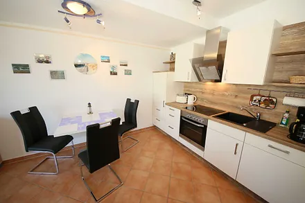 komplett ausgestattete Küchenzeile mit Spülmaschine, Cerankochfeld, Backofen, Kühlschrank mit Gefrierfach, Kaffeemaschine und diverese Küchenhelfer