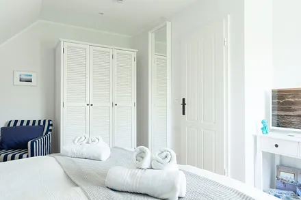 Mit hochwertigen Möbeln in weißen und blauen Tönen.