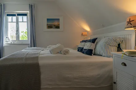 Großes Doppelbett in Komforthöhe.