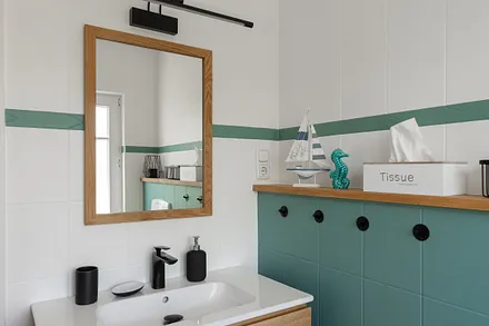 Modern und maritim - mit eigenem Fenster.