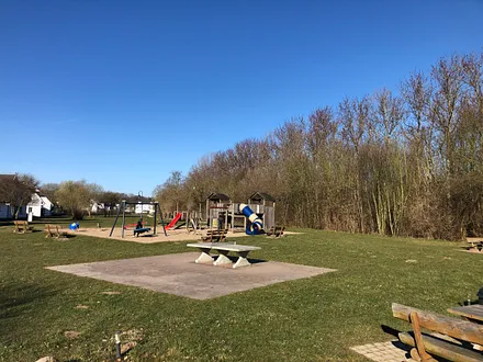 Spielplatz und Tischtennis.