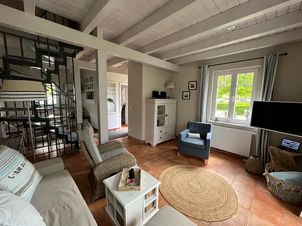 Weiße Holzbalkendecke, für echtes Ostsee-Feeling.