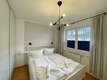 Schlafzimmer mit Doppelbett (1,60 m x 2,00 m) sowie Schwebetürenschrank