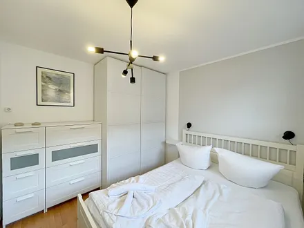 Schlafzimmer mit Doppelbett (1,60 m x 2,00 m) sowie Schwebetürenschrank