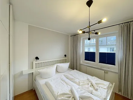 Schlafzimmer mit Doppelbett (1,60 m x 2,00 m) sowie Schwebetürenschrank