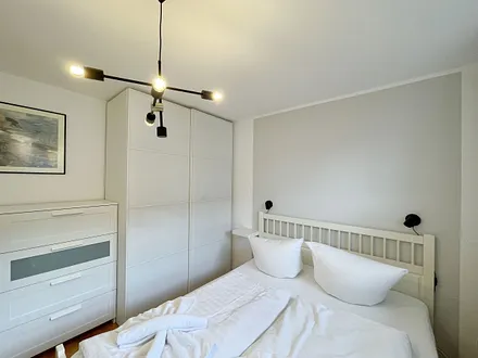 Schlafzimmer mit Doppelbett (1,60 m x 2,00 m) sowie Schwebetürenschrank