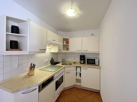 offene Küchenzeile mit Cerankochfeld,Backofen mit Dunstabzugshaube, Geschirrspülmaschine, Mikrowelle, Kühlschrank mit Gefrierfach, Wasserkocher, Toaster, Kaffeemaschine und anderen praktischen Helfern