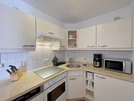 offene Küchenzeile mit Cerankochfeld,Backofen mit Dunstabzugshaube, Geschirrspülmaschine, Mikrowelle, Kühlschrank mit Gefrierfach, Wasserkocher, Toaster, Kaffeemaschine und anderen praktischen Helfern