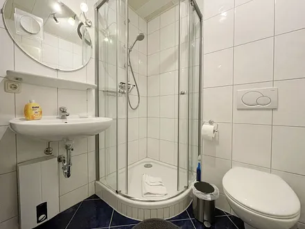 innenliegendes Badezimmer mit Dusche (niedriger Einstieg), Kosmetikspiegel, Handtuchtrockner Fön, WC sowie einem Waschplatz