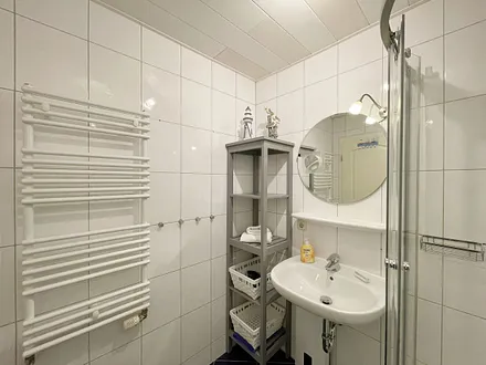 innenliegendes Badezimmer mit Dusche (niedriger Einstieg), Kosmetikspiegel, Handtuchtrockner Fön, WC sowie einem Waschplatz