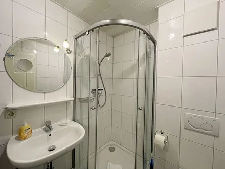 innenliegendes Badezimmer mit Dusche (niedriger Einstieg), Kosmetikspiegel, Handtuchtrockner Fön, WC sowie einem Waschplatz