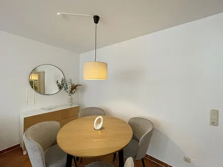 Esstisch mit Stühlen