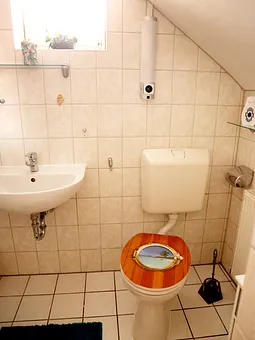 kleines Bad mit Dusche