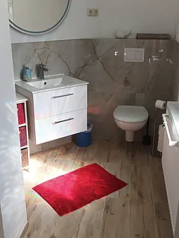 Bad mit Dusche und WC