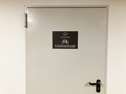 Ihre Fahrräder können Sie in einem abschließbaren Fahrradraum unterstellen.